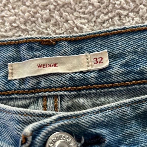 Levi’s Premium Wedgie Size 32 Distressed Light Wash Button Fly Jeans - Picture 8 of 8